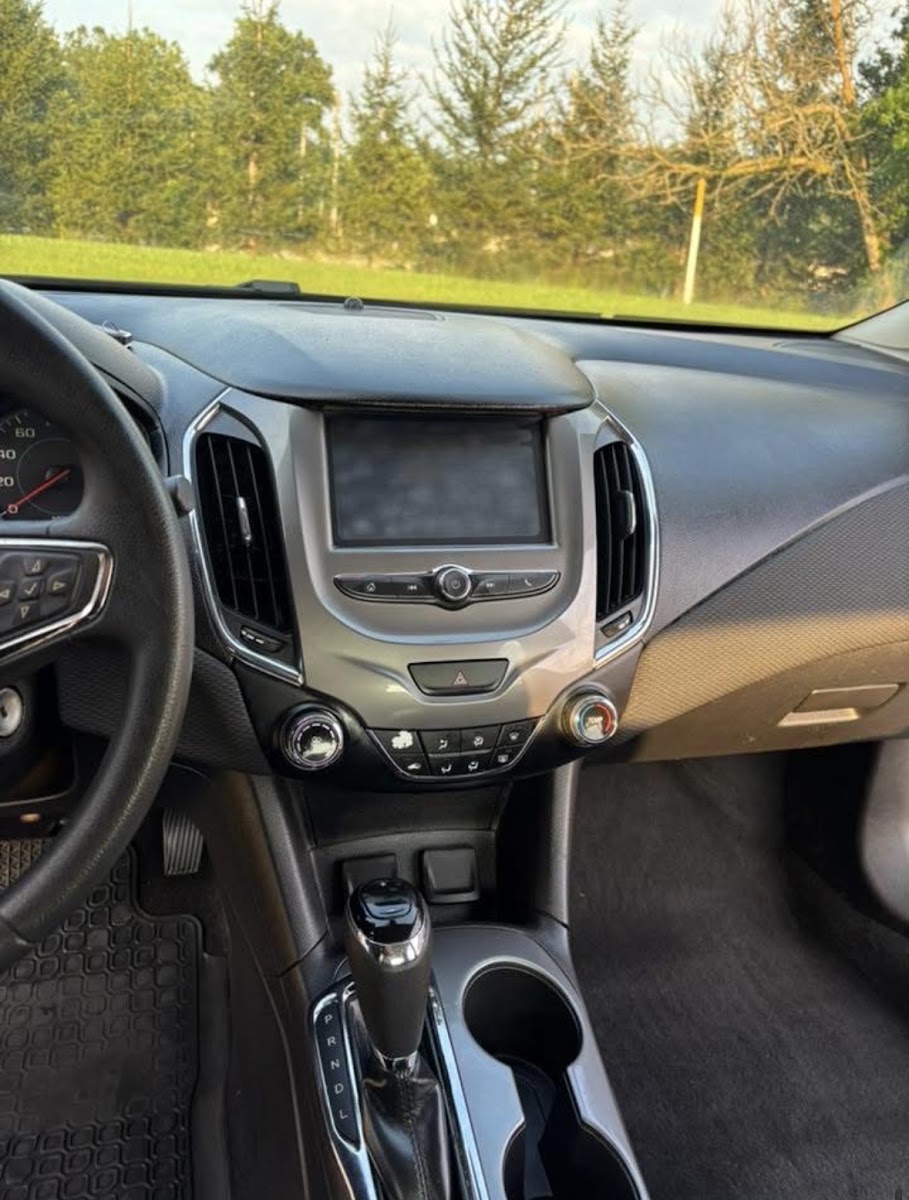Clean dashboard, touchscreen and centre console of a Chevrolet Cruze at golden hour